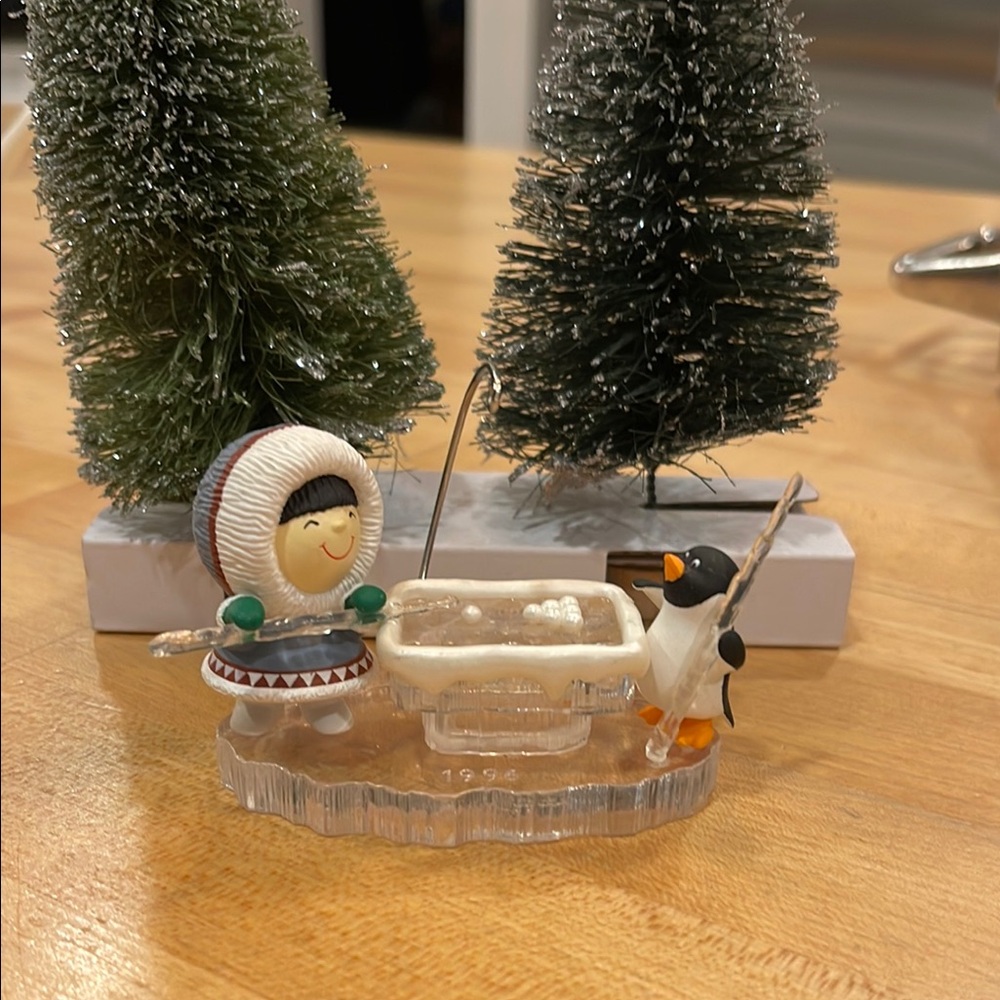 Hallmark Frosty Friends 1996 Holiday Ornament Playing Pool with Penguin - no box